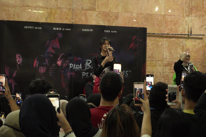 mawar eva menyanyikan lagunya